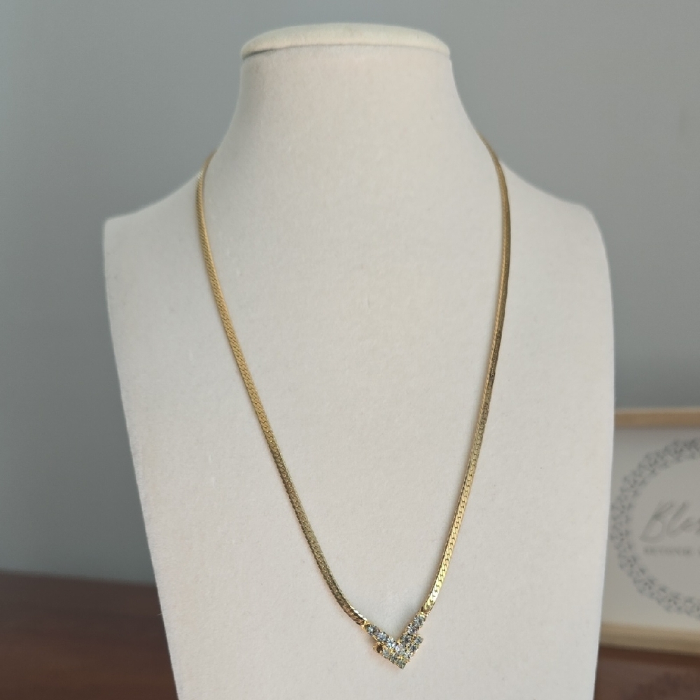 Elegant Goldtone Necklace with Rhinestones Pendant